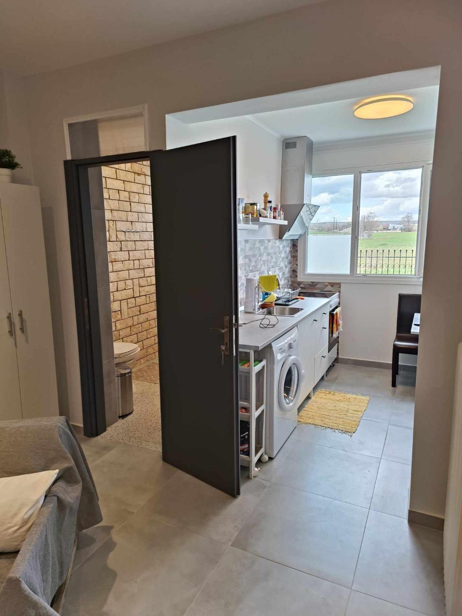 Polys Apartment And Paraskevi Studio With View بتولمايذا المظهر الخارجي الصورة